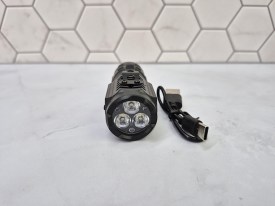 Mini linterna LED recargable con cable